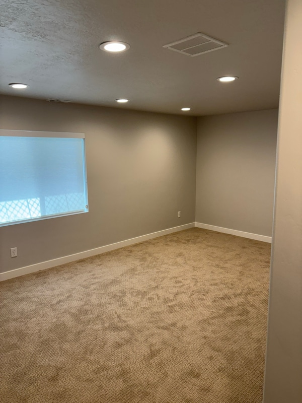 Building Photo - 2521 N Drexler Dr