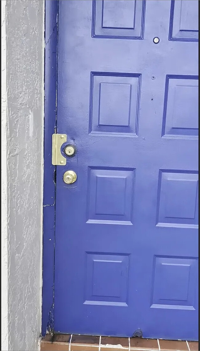 Puerta principal - 1624 NW 90th Way