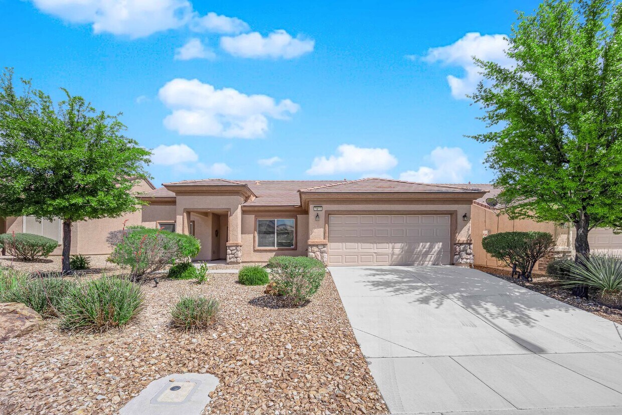 Foto principal - Huge 2 bedroom, 2 bath house with a Den on...