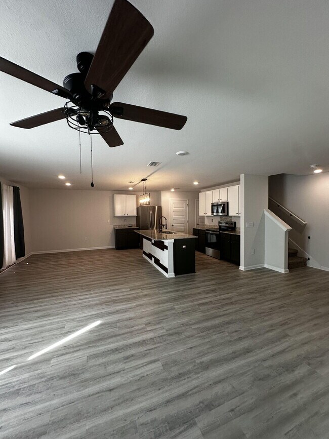 Building Photo - "Spacious 4-Bedroom Gem with 2.5 Baths in ...