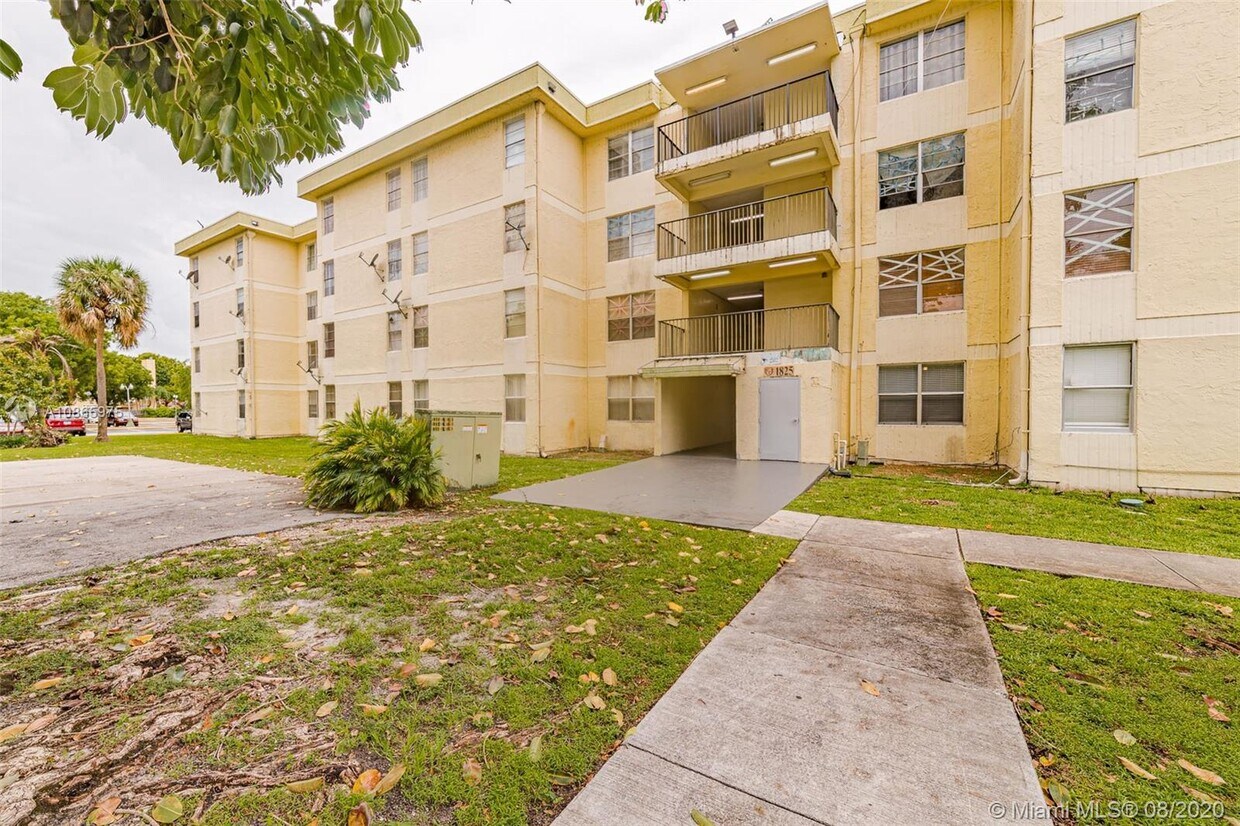 1825 W 56th St Hialeah, FL 33012 Alquileres en Hialeah, FL