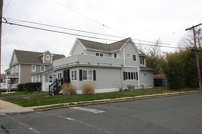 Building Photo - 500 18th Ave