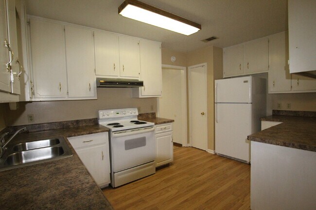 Foto del edificio - Lovely Brick Home with 3 Bedrooms, 2 Baths...