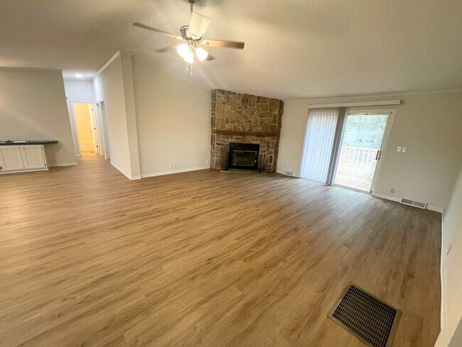 Building Photo - LEASING NOW FOR NOVEMBER 2025!