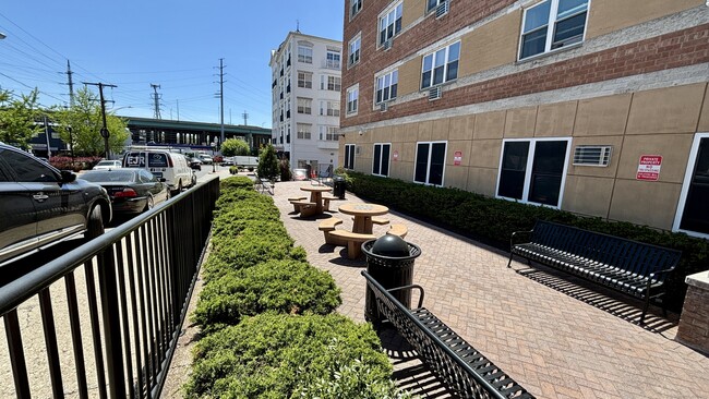 Building Photo - 18 Quintard Terrace