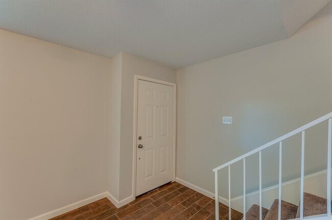 Building Photo - 742 Memorial Mews St