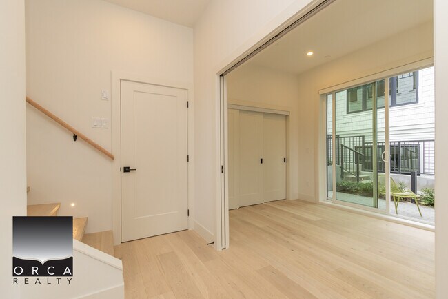 Building Photo - 5260 Larch St