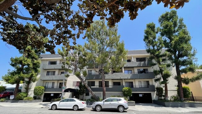 Building Photo - 700 Westmount Dr