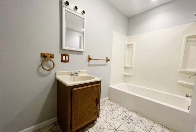 Foto del edificio - 2 bedroom, 1 bathroom House! Available now!