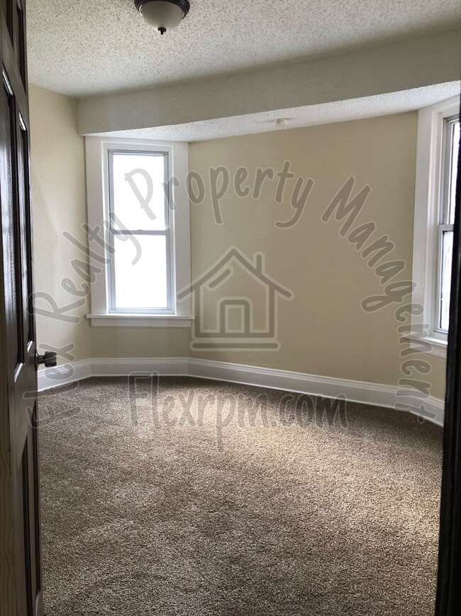Building Photo - New on the market....spacious 4bed home