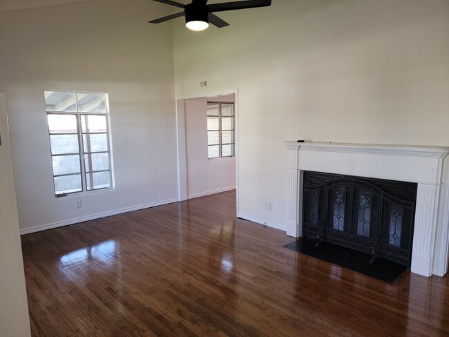 Building Photo - Charming Single Family Home with Spacious ...