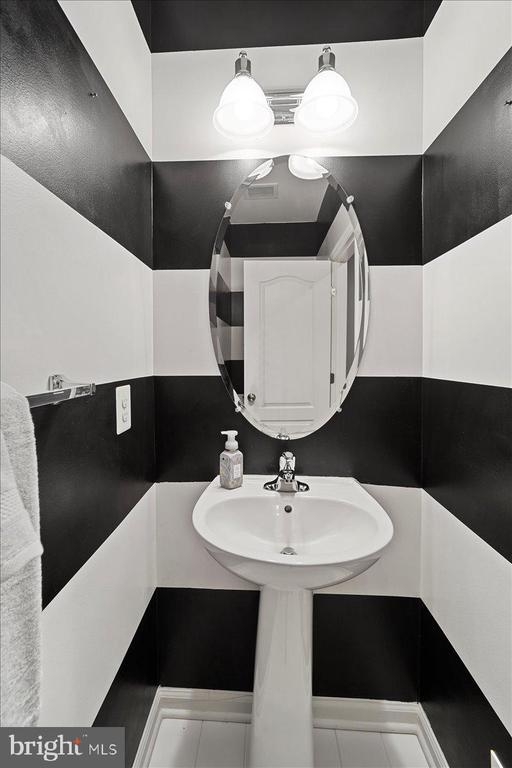 Building Photo - 852 Regents Square