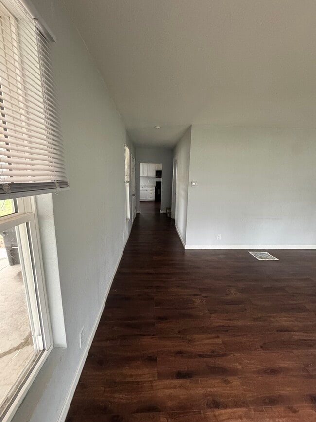 Building Photo - Henry St