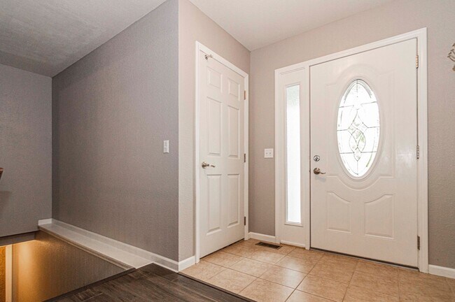 Foto del edificio - Please View 3D Virtual Walk-Through Before Scheduling a Showing