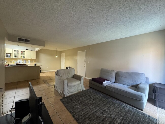 Foto del edificio - 7221 Miami Lakes Dr