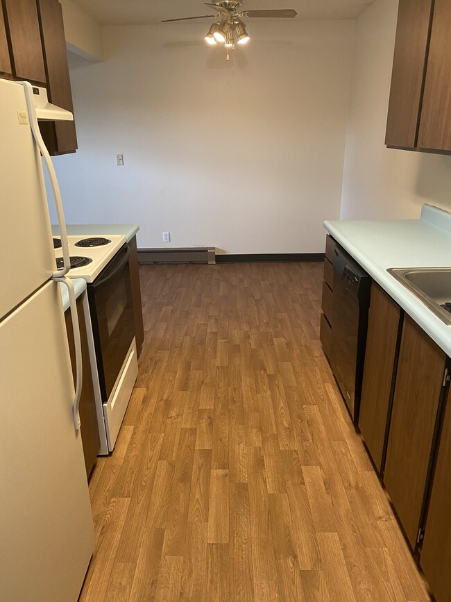 Kitchen/dining - 230 W Broadway St