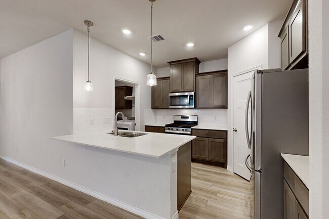 Foto del edificio - 3 Bedroom, 2 bath, 2 car garage located in...