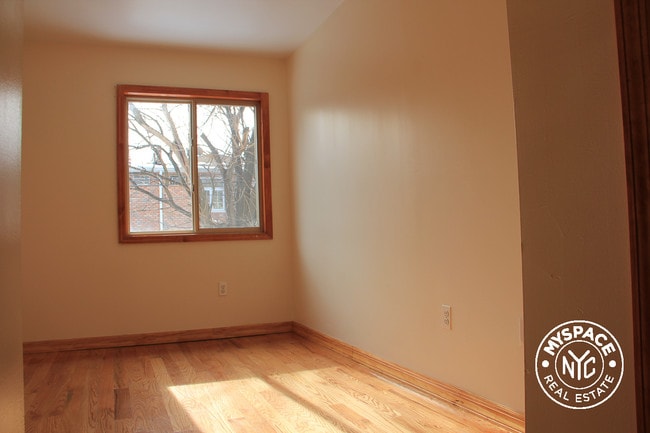 Building Photo - 656 Maple St