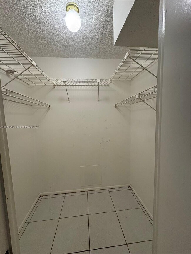 Building Photo - 4160 Inverrary Dr