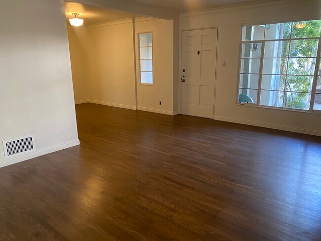 Building Photo - 1223 1/4 N Sweetzer Ave
