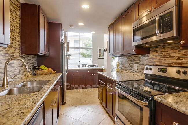 Building Photo - 2544 Navarra Dr