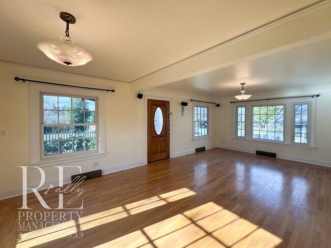 Foto del edificio - Timeless Vintage Home with Bonus Office, Expansive Yard & A/C