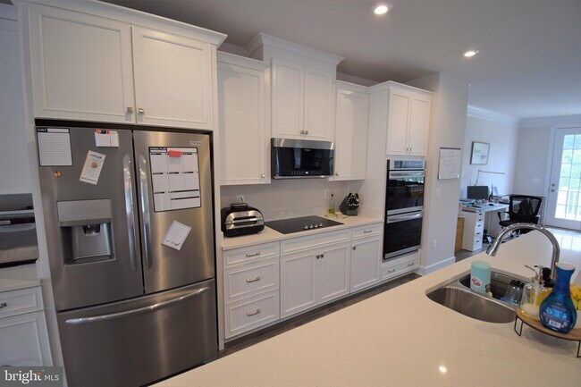 Building Photo - 8745 Elsing Green Dr
