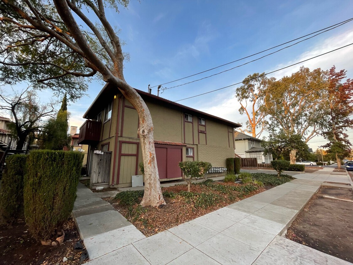 Primary Photo - 1045-1055 Lewis St