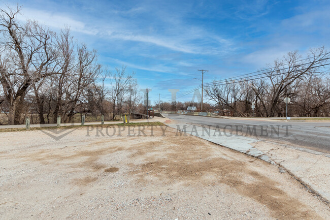 Building Photo - 608 W 18th St N