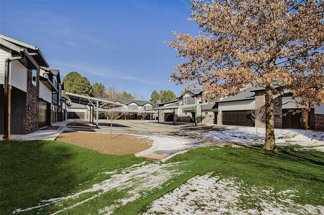 Foto del edificio - Beautiful 2 Bed, 3 Bath Home Just Off Weddington!
