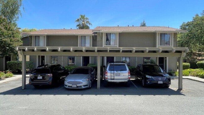 Building Photo - Martinez Beautiful 2 bedroom 1.5 bath unit...