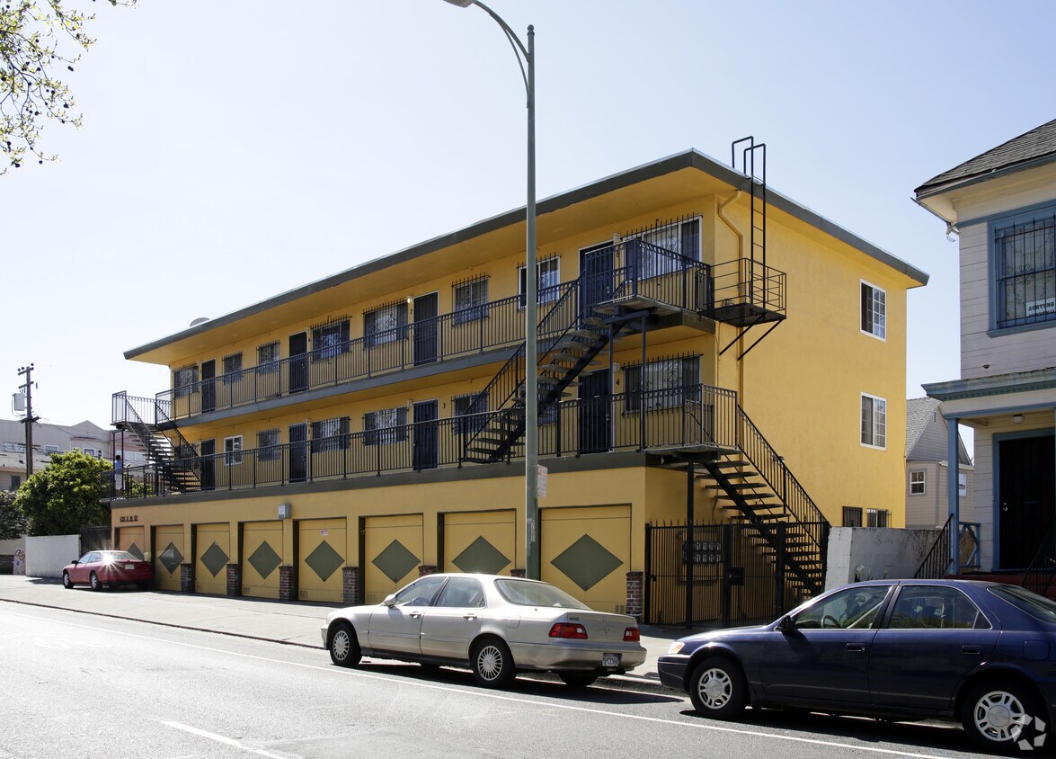 Building Photo - 635 E 15th St