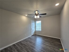 Building Photo - 523 Lost Trl