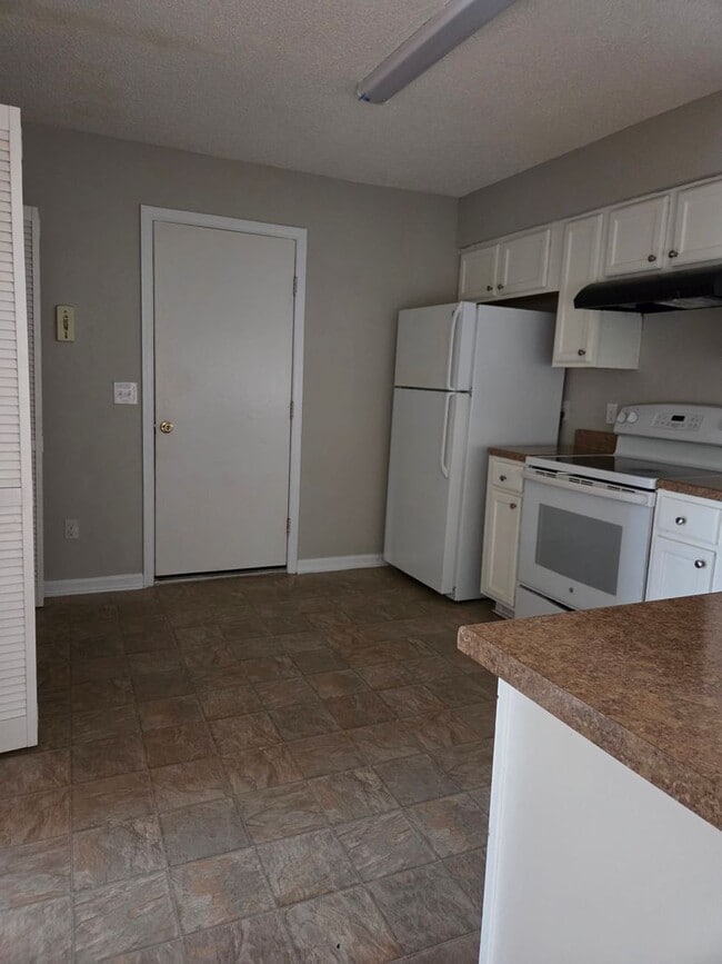 Building Photo - 3 Bedroom 2 bath fenced back yard in a quiet neighborhood!!