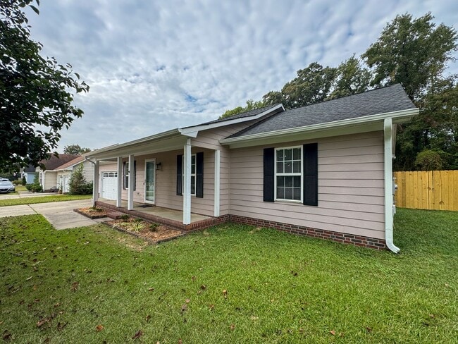 Building Photo - Charming 3 Bed 2 Bath Spring Lake Home wit...
