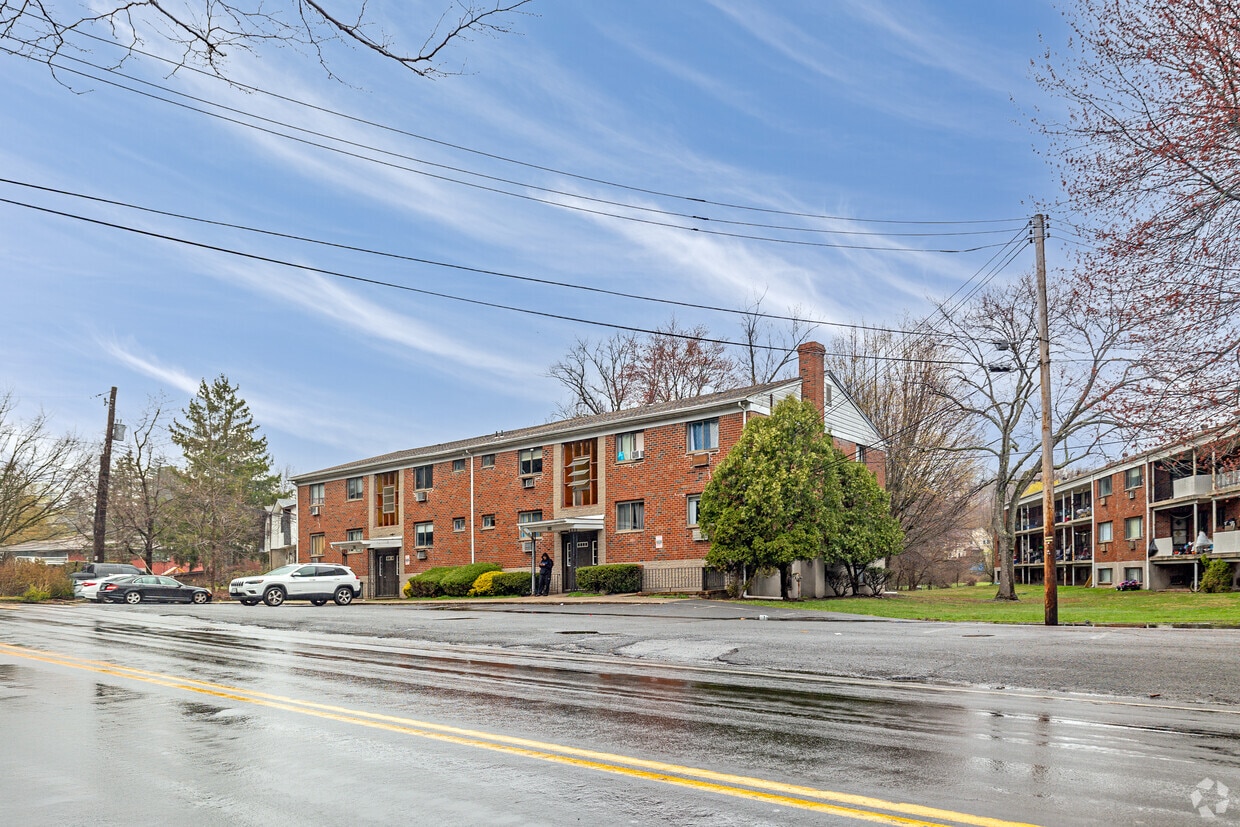 Building Photo - Suburban Manor