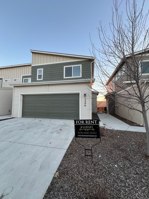 Primary Photo - Townhome in Nampa close to CWI