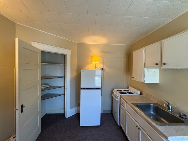 Kitchen - 2120 Cherry St
