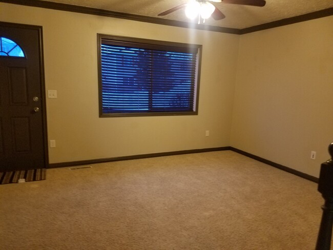 Foto del edificio - Great 2 bedroom, 1.5 bath townhome found a...