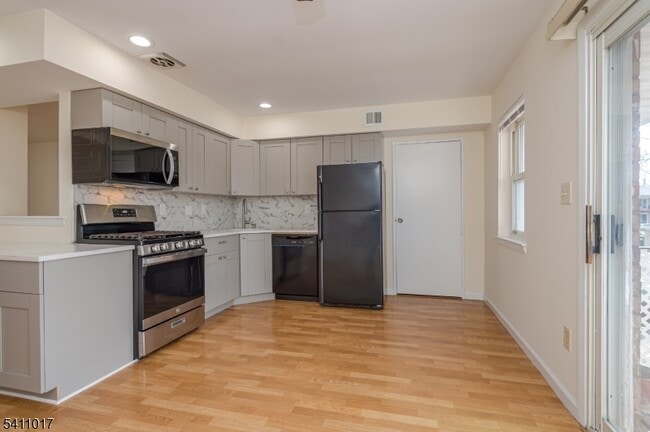 Building Photo - 161 Evergreen Rd