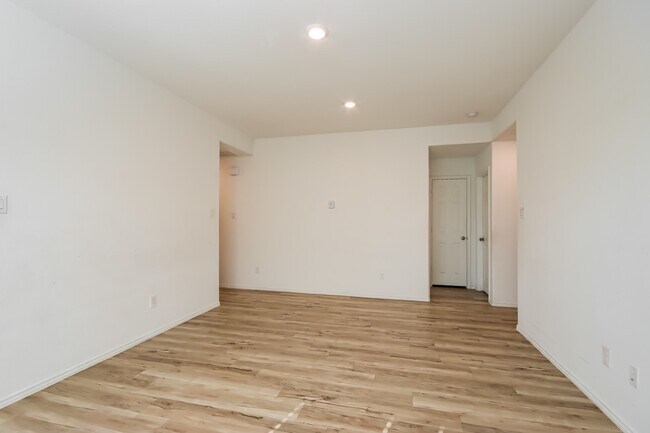 Foto del edificio - 8707 Wooster Trails Dr