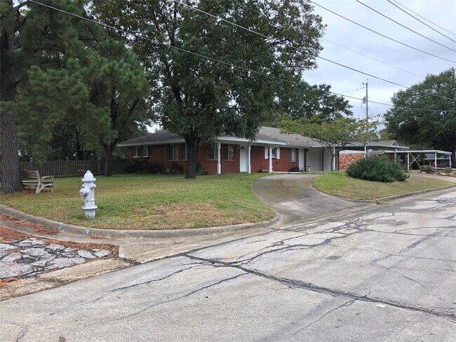 Building Photo - 202 Tennie Dr