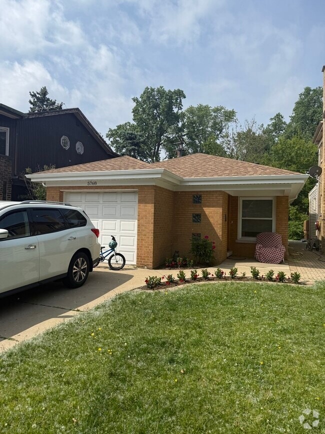 Building Photo - 5768 N Lacey Ave