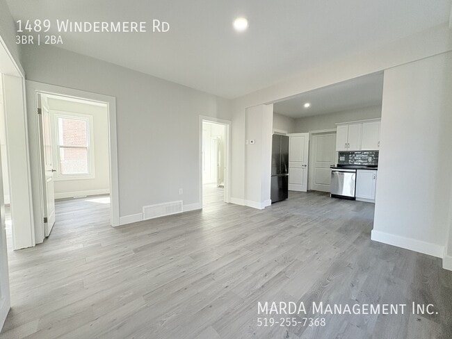 Building Photo - FULLY RENOVATED 3 BED+ DEN/2 BATH HOUSE + UTILITIES