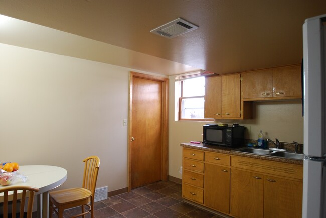 Building Photo - 517 7th St