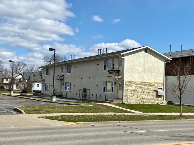 Building Photo - 1521 West Ave S