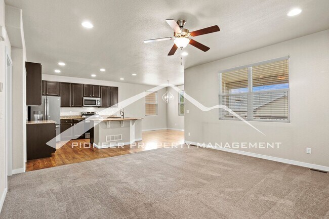 Foto del edificio - Beautiful 4-Bedroom Home with Mountain Vie...