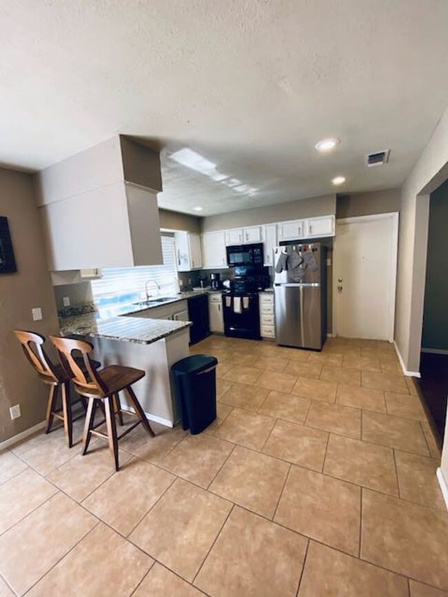 Building Photo - Beautiful 1 story - Great Central Location