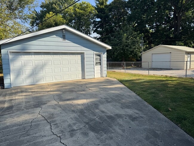 Building Photo - Now Renting in Springfield: 3 Bed and 1 Ba...