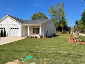 Building Photo - 1300 Spring Dr
